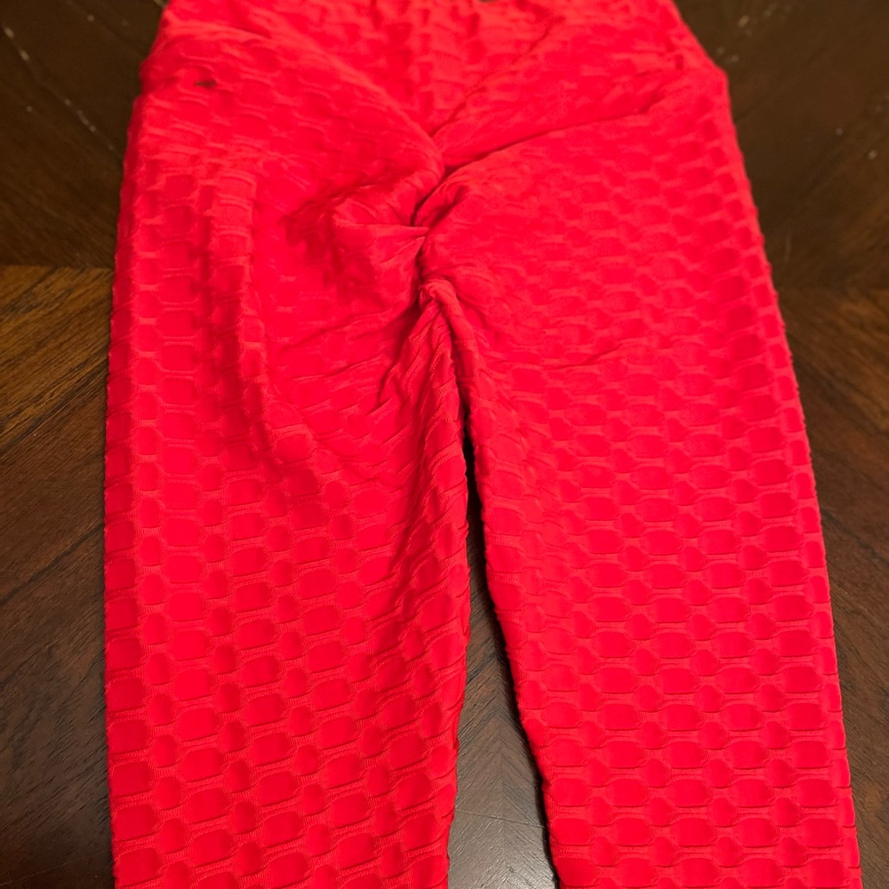Red scrunch butt leggings size M